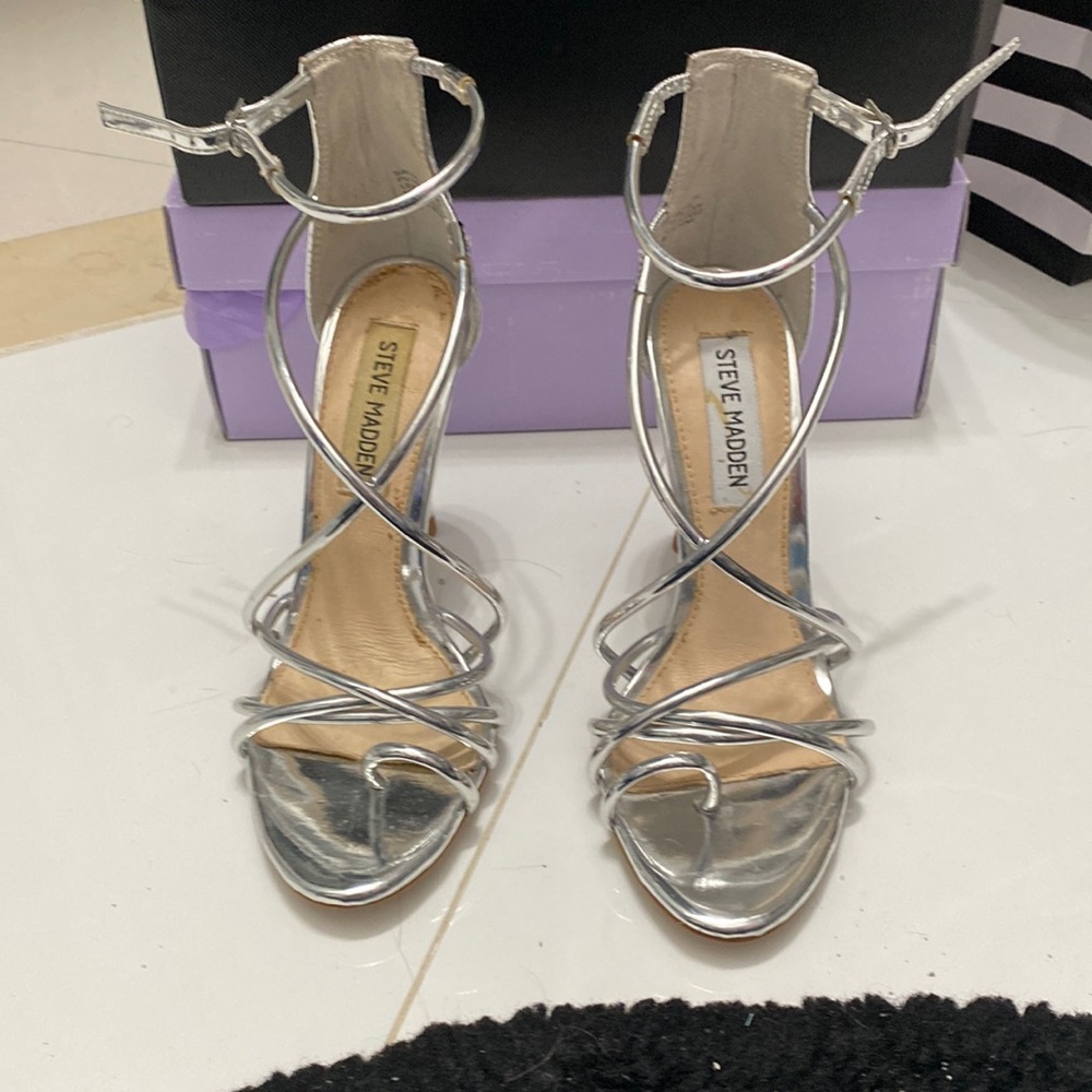 NWOT STEVE MADDEN SILVER HEEL SANDALS